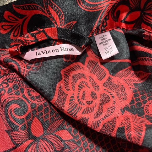 La Vie En Rose red and black silky floral print robe with lace accents - Picture 4 of 4